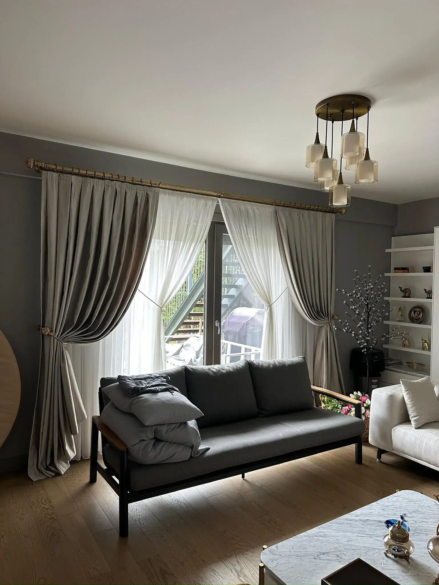 Salon için tül ve fon perde kombini